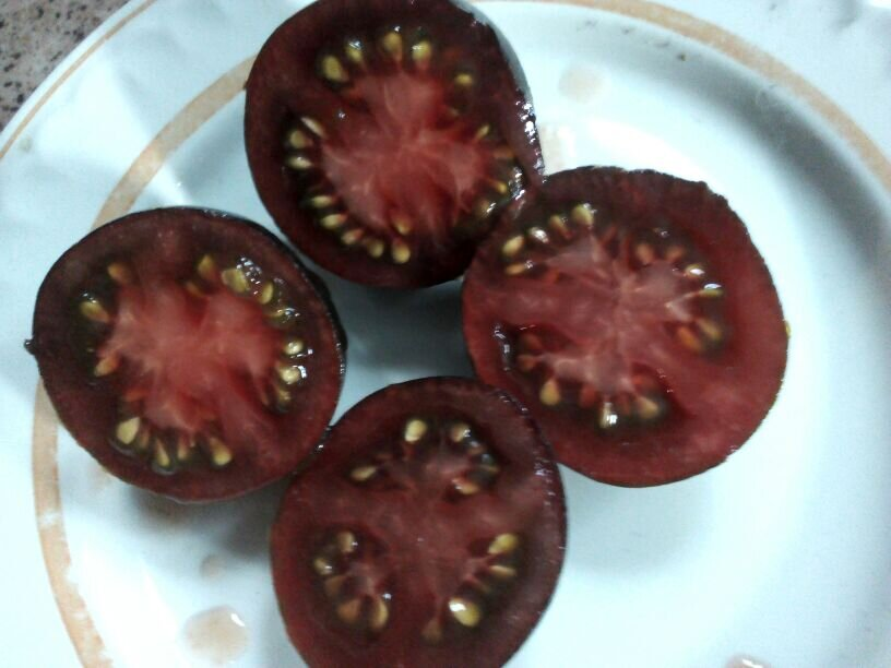 Черные томаты в разрезе
