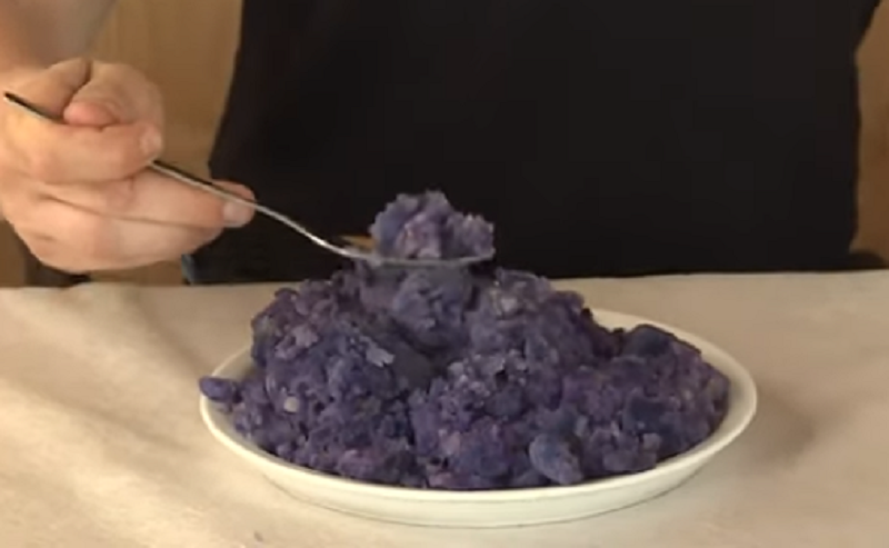 Фиолетовый картофель в пюре после варки таким и остается